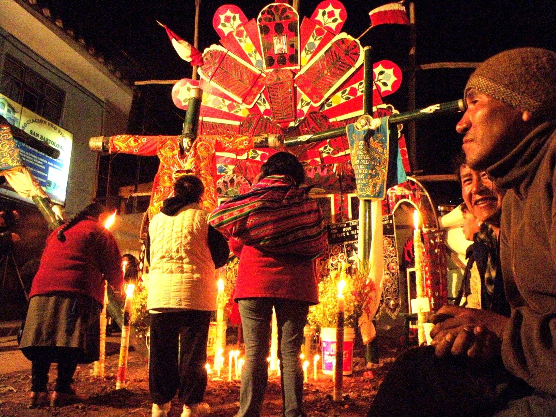 Las Cruces vestidas en Cuzco · Rumbos del Peru fiesta de las cruces