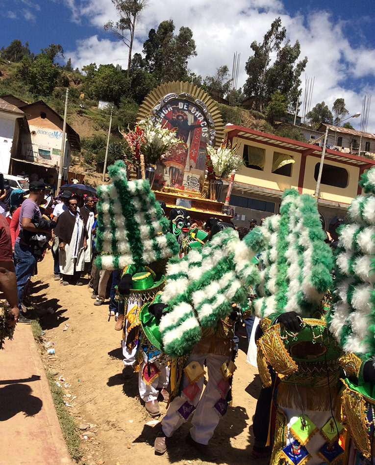 “Pachachi”, en la Fiesta de las Cruces, es la bienvenida a los visitantes y peregrinos   · Rumbos del Peru 