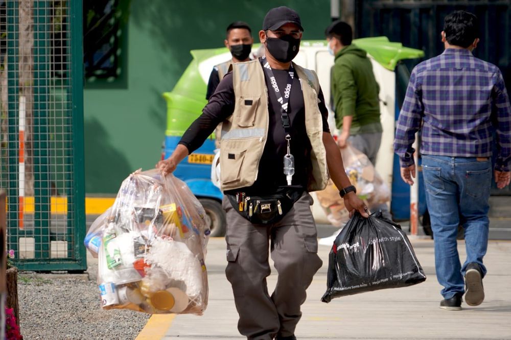 Arriba: Vecinos conocen el programa como Bolsa naranja
Abajo: Campañas de reciclaje en todo el distrito Fotos W. Rojas / Muni Surco